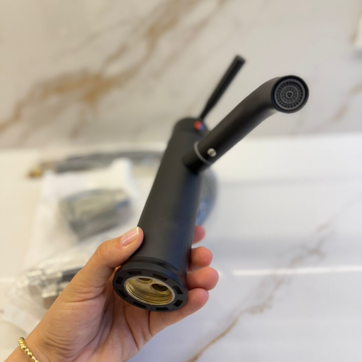 Griferia Negro Mate KM-018 – Diseño Curvo Minimalista