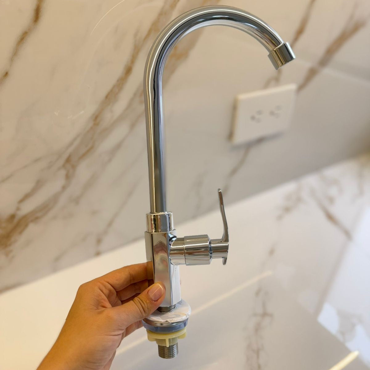 Grifo KM-AN26 – Brillo y Altura para Cocinas con Estilo