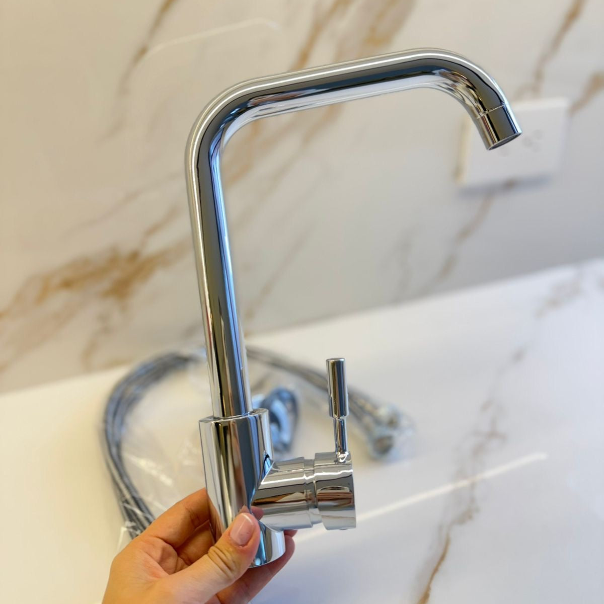 Grifo KM-AN07 – Altura, Brillo y Comodidad para tu Cocina