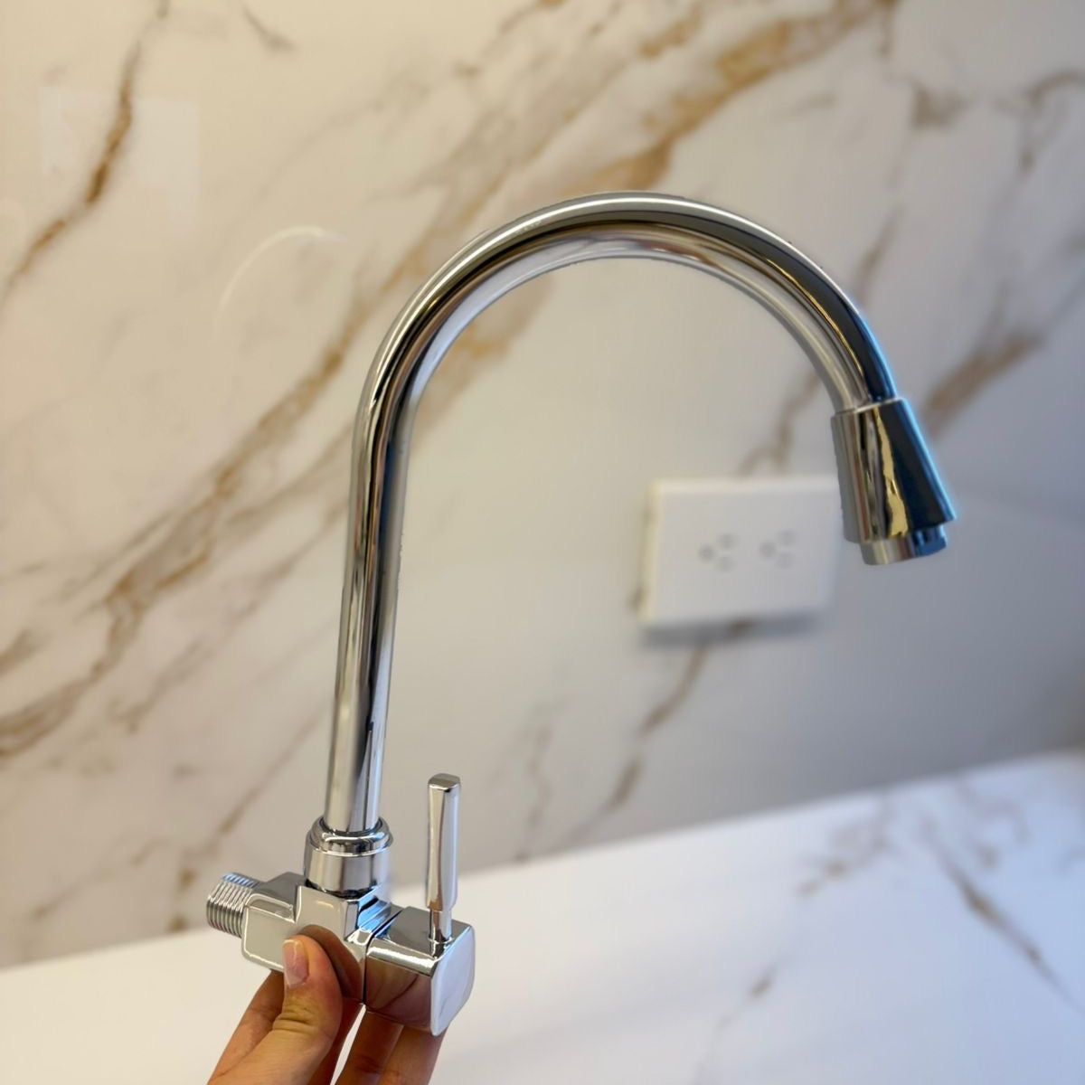 Grifería Monocomando Curva en Acero KM-002 – Estilo Versátil para Cocina o Baño