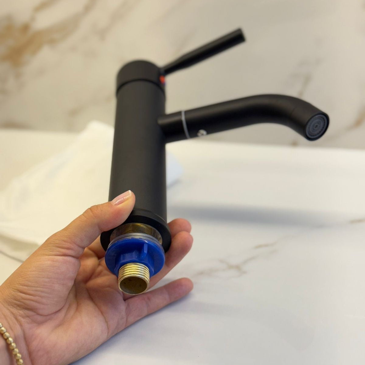 Griferia Negro Mate KM-018 – Diseño Curvo Minimalista