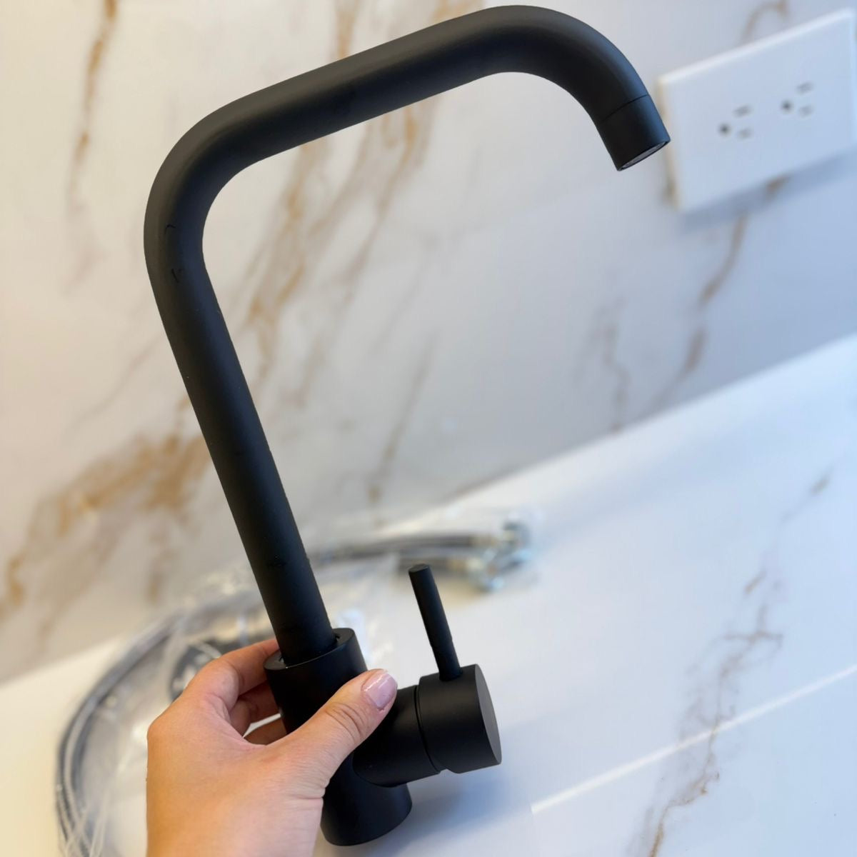 Grifo KM-AN06 – Elegancia Negra para Cocinas con Estilo