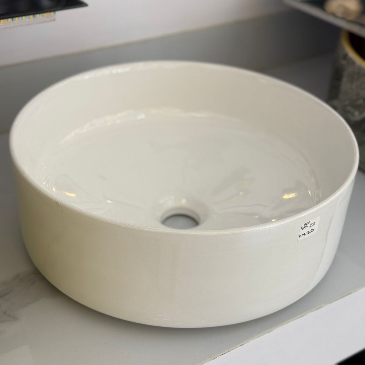 Lavamanos Redondo Blanco Brillante – Pureza y Estilo Atemporal KM-138