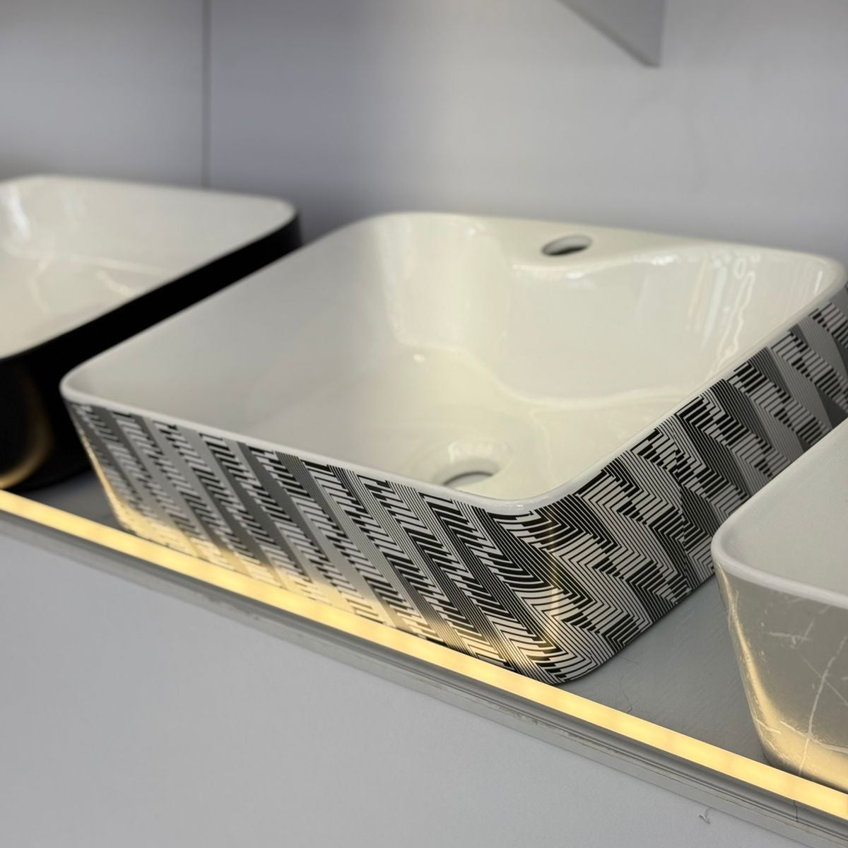 Lavamanos Rectangular Blanco con Diseño Geométrico – Arte y Funcionalidad en tu Baño KM-119