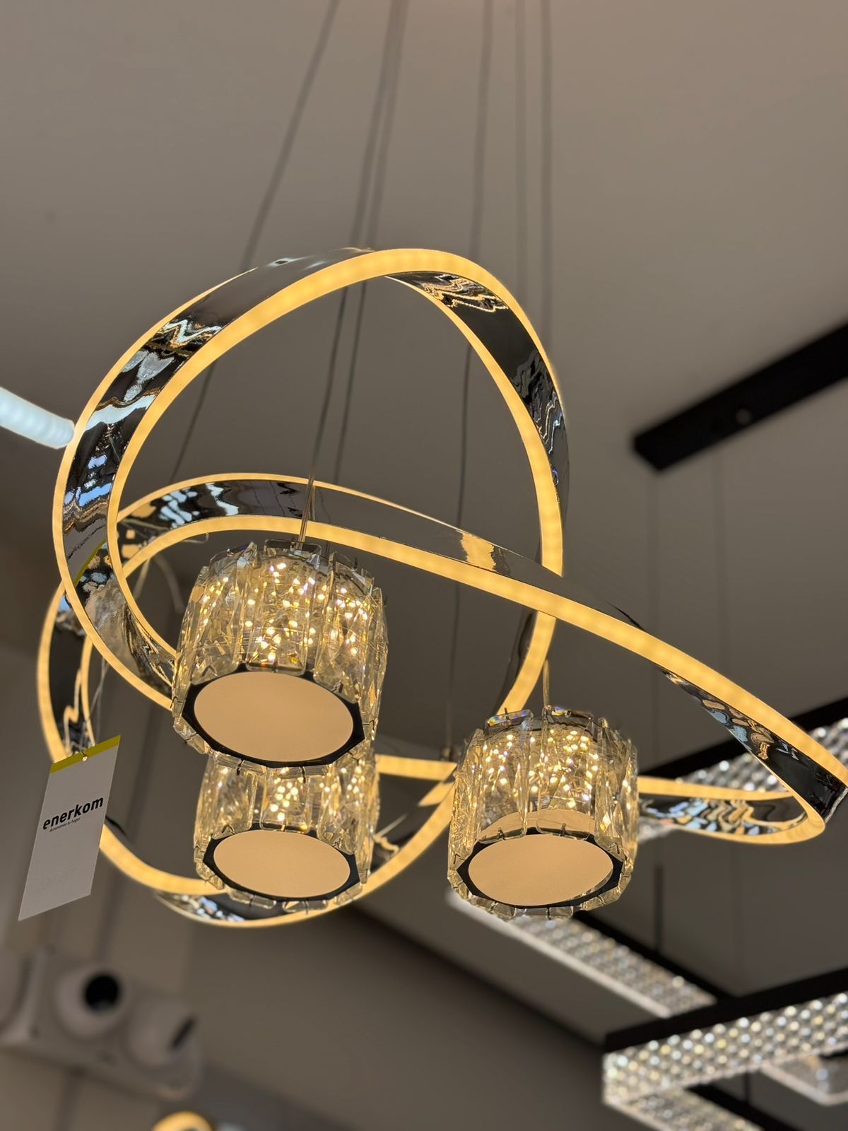 Lámpara Colgante LED Cromada con Cristales | Iluminación Decorativa Moderna