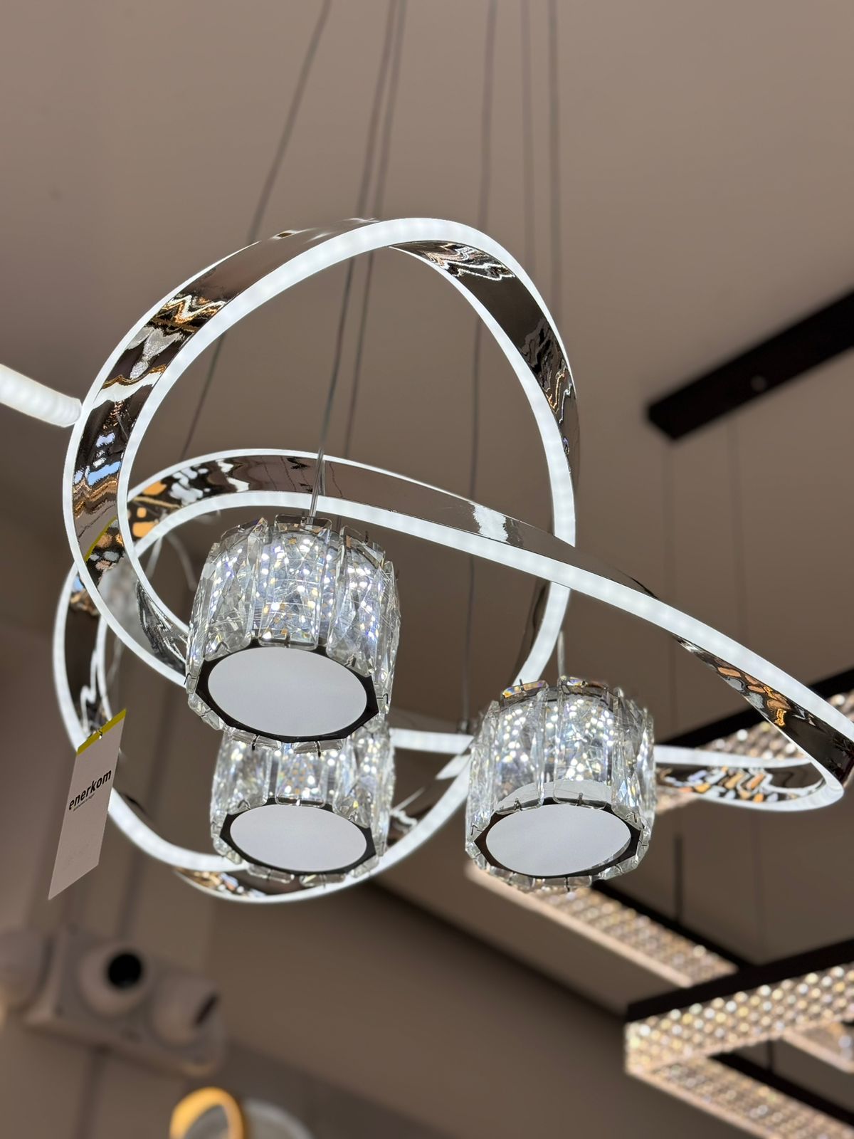 Lámpara Colgante LED Cromada con Cristales | Iluminación Decorativa Moderna