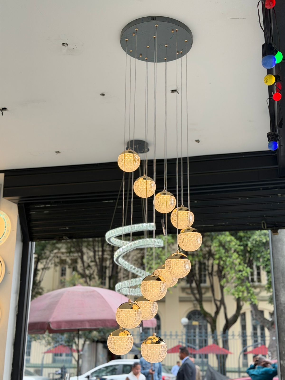 Lámpara Colgante LED Espiral Cristal Premium Dorada | Cascada Decorativa de Esferas para Doble Altura