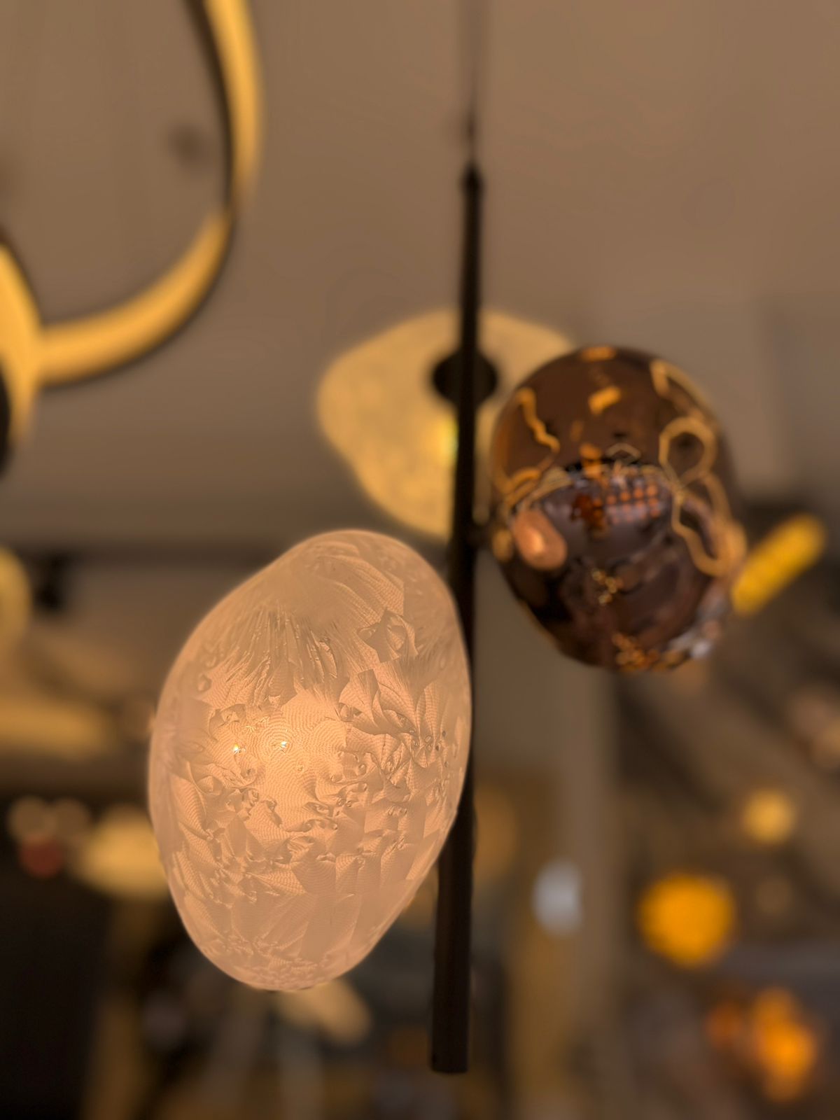Lámpara Colgante Artística de Vidrio Grabado y Cristal Ámbar | Diseño Escandinavo Moderno LED