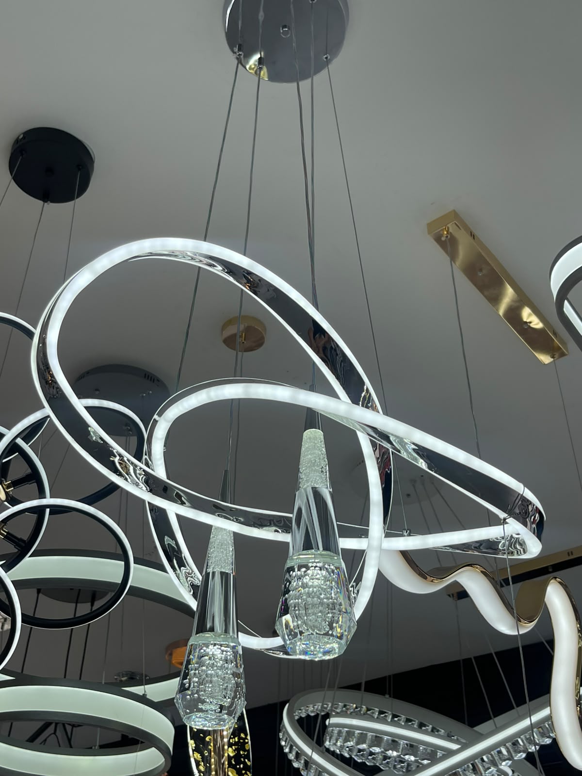 Lámpara Colgante LED Orbit Crystal Cromada | Diseño Moderno con Aros Geométricos y Cristales Premium