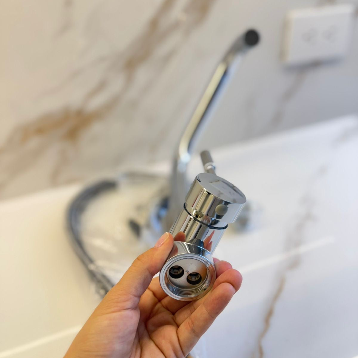 Grifo KM-AN07 – Altura, Brillo y Comodidad para tu Cocina