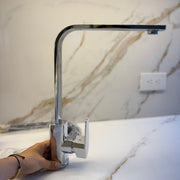 Grifo KM-AN02 – Estilo Curvo que Eleva tu Cocina
