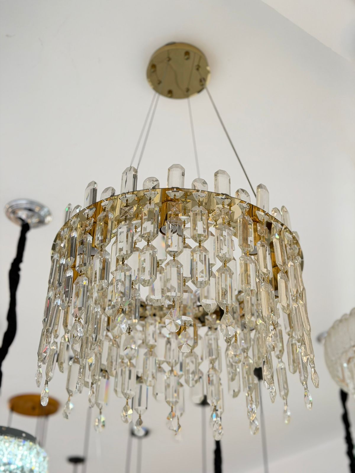 Lámpara chandelier LED moderna de cristal dorada para comedor